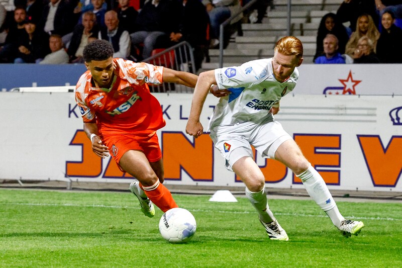 Telstar player Dylan Mertens (r) in a duel with Volendammer Precious Ugwu earlier this season.