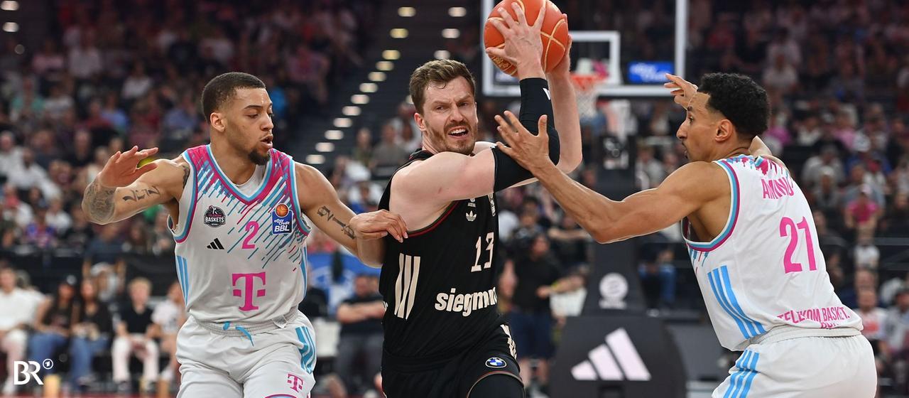 Andreas Obst moves to the basket against Bonn