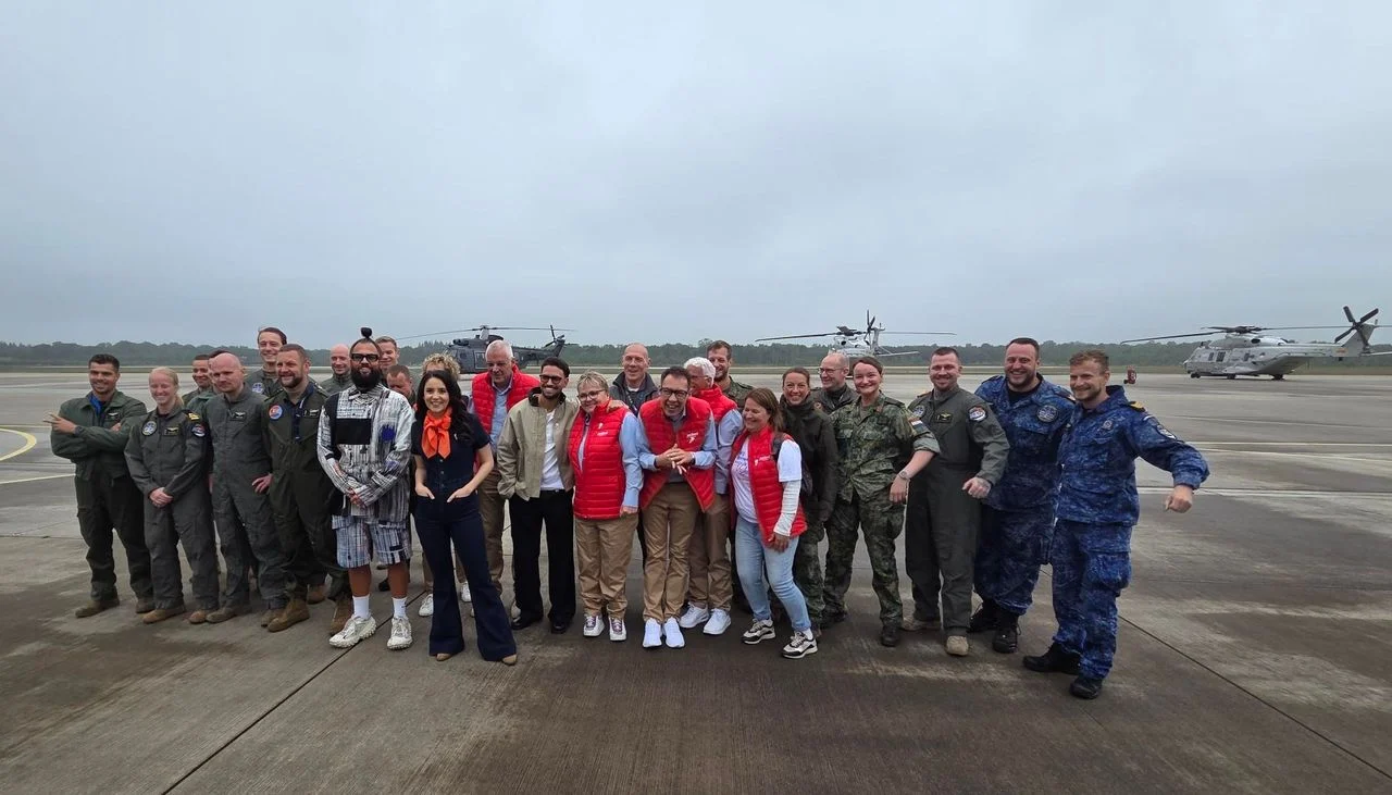 Artists and helicopter crews are ready for the departure of the liberation flights (photo: Noël van Hooft).