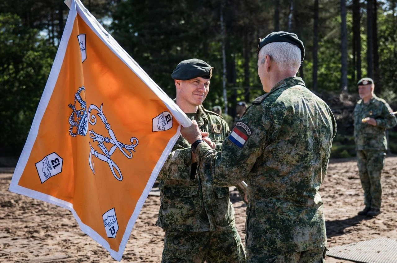 Flag transfer Oirschot (Photo: defense / Marit Veenstra)