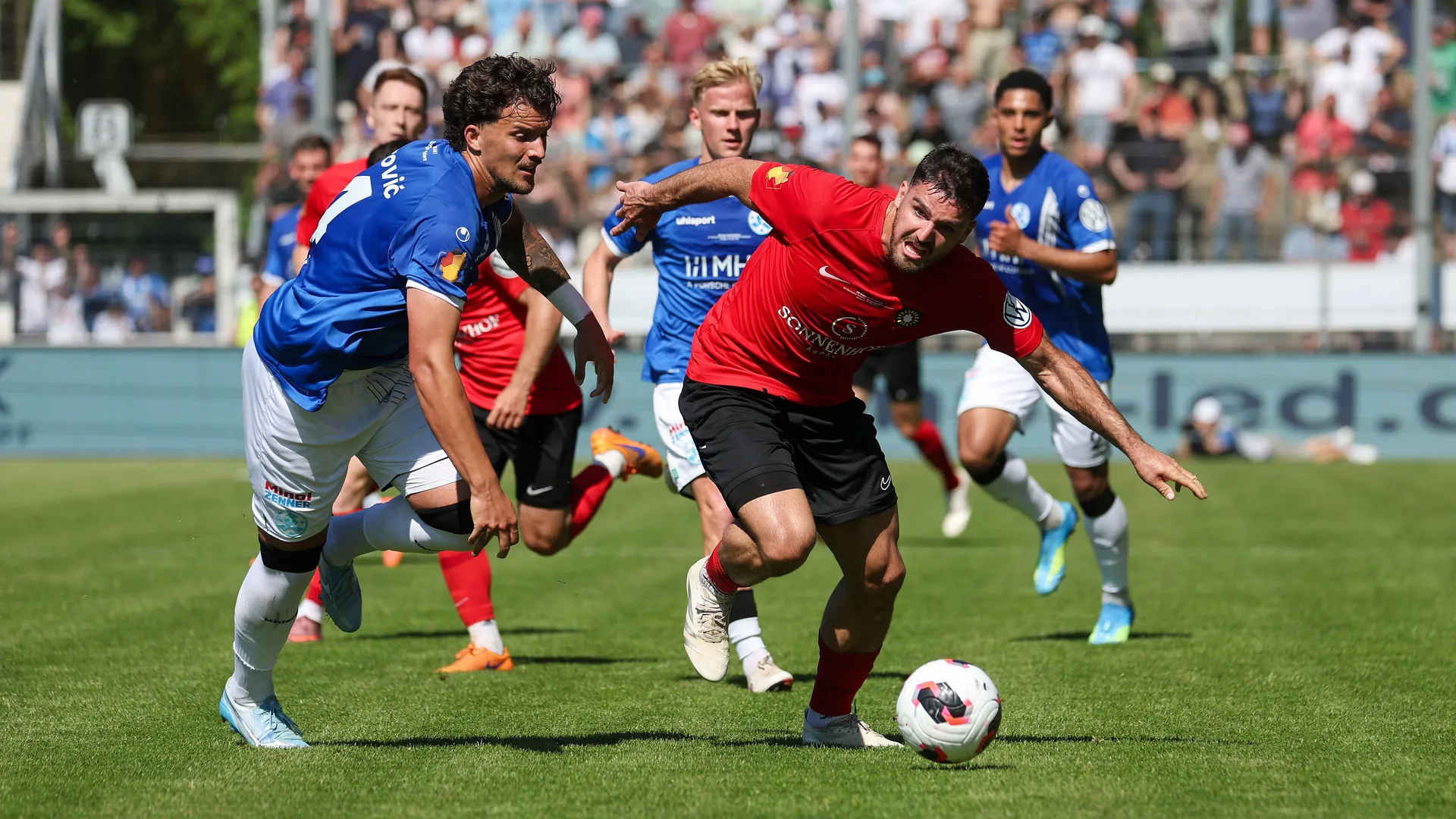 Stuttgart's Milan Petrović (left) against Großaspach's Michael Kleinschrodt: SG Sonnenhof won clearly in the end. Stuttgart's Milan Petrović (left) against Großaspach's Michael Kleinschrodt: SG Sonnenhof won clearly in the end.