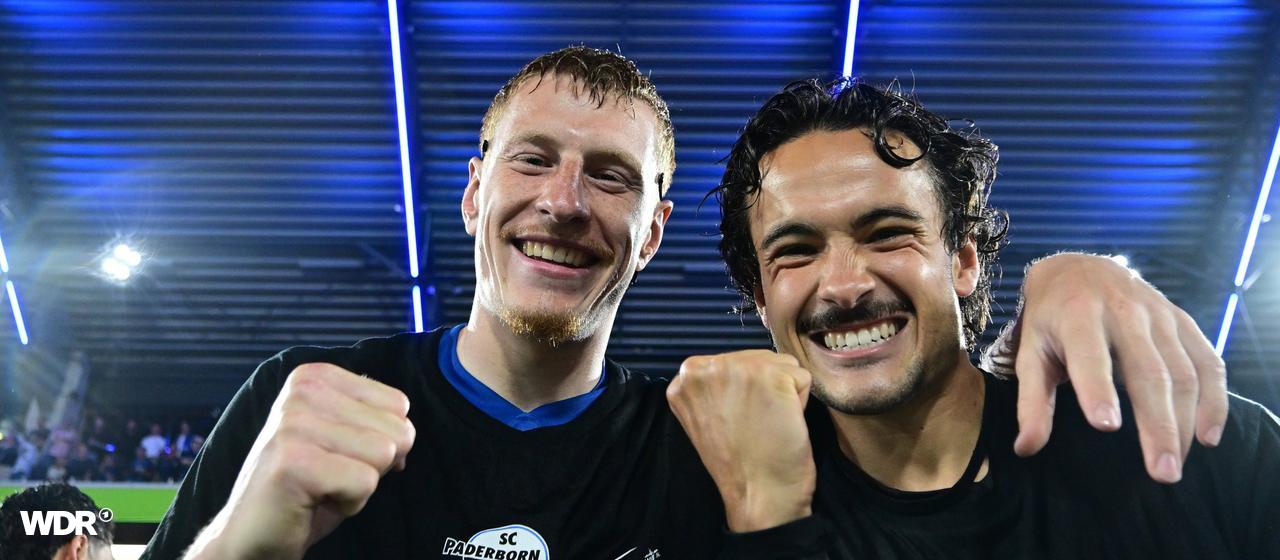 Paderborn's Laurin Curda (l.) and Mika Baur celebrate promotion to the Bundesliga