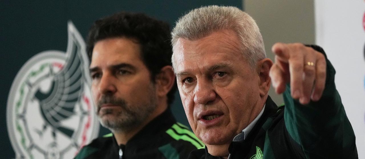 Mexico's head coach Javier Aguirre on a PK