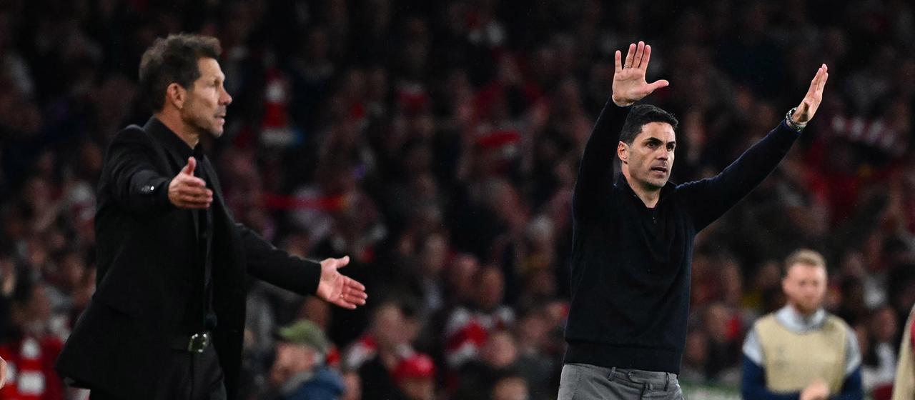 Atletico coach Diego Simeone (l.) and Arsenal coach Mikel Arteta act emotionally on the sidelines