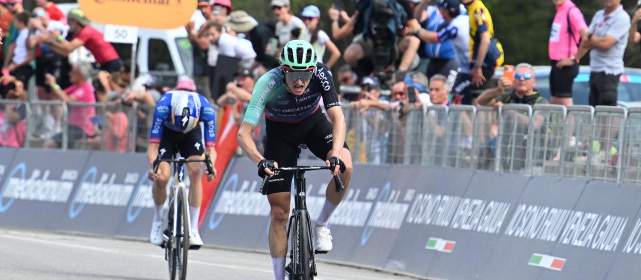 Felix Gall in the final sprint of the 16th stage in front of Jai Hindley