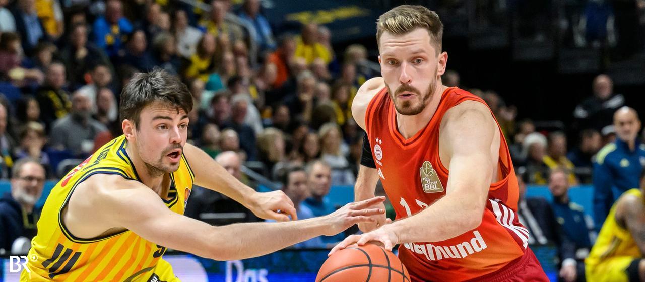 Andreas Obst (FCB) in a duel with Jonas Mattisseck (Berlin) 