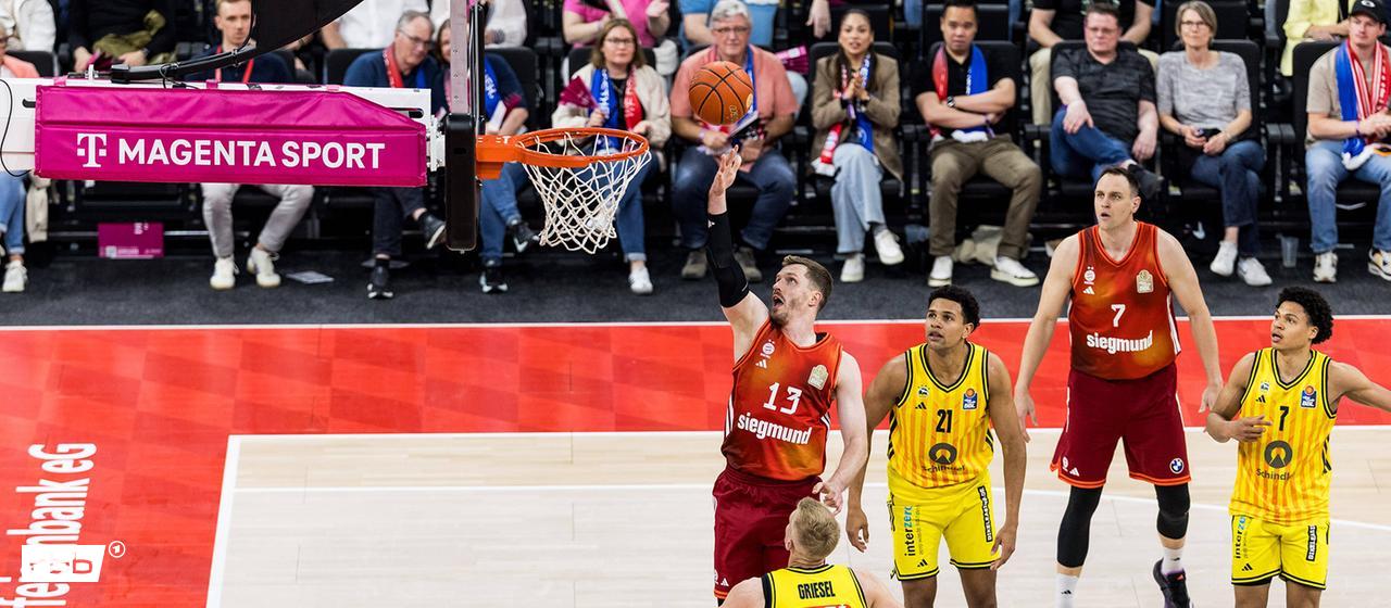 Alba Berlin (in yellow) visits Bayern Munich (imago images/Steffie Wunderl)