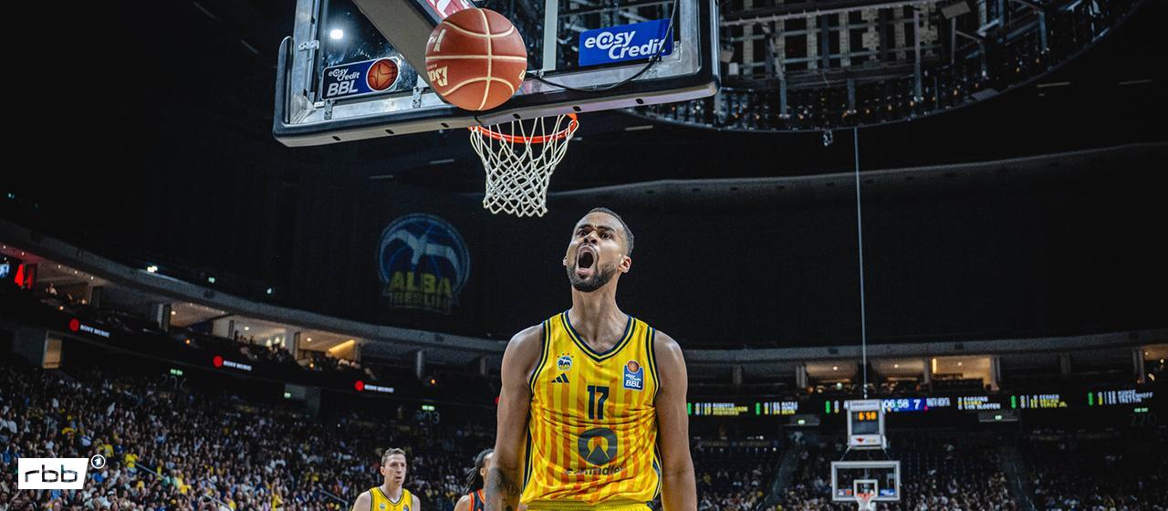 Alba player Norris Agbakoko in the fifth quarter-final duel of the BBL playoffs against Rasta Vechta (Source: IMAGO / camera4+)