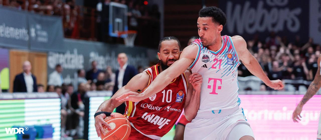Davion Mintz (l.) in a duel with Joel Aminu (r.)