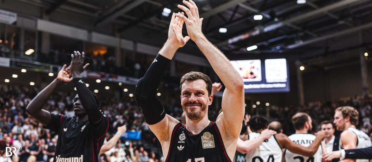 Andreas Obst cheers on the fans after the victory over Gladiators Trier 