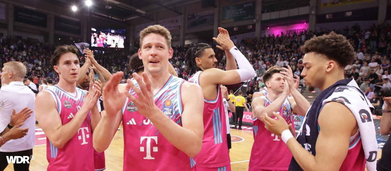 The Baskets Bonn celebrate their victory