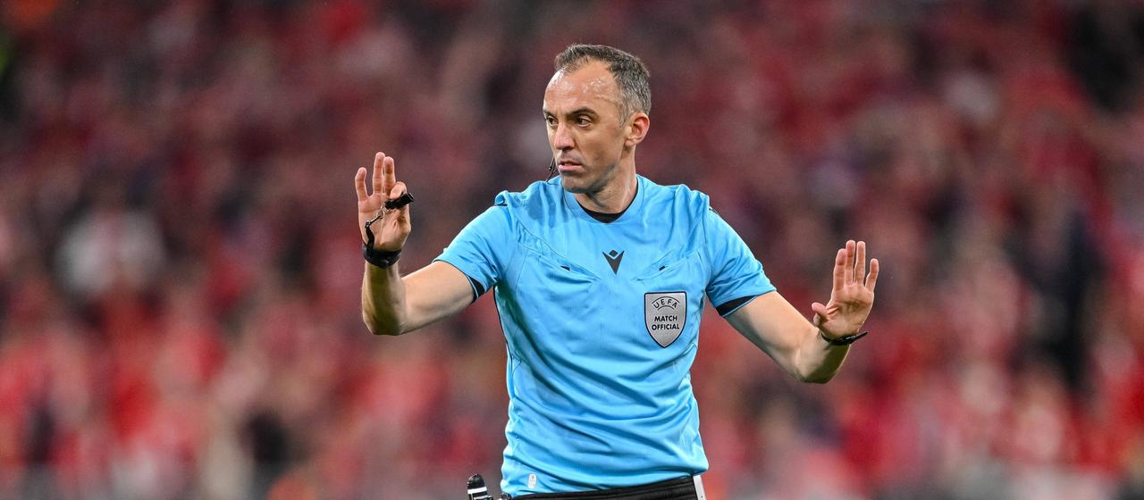 Referee Joao Pinheiro gestures during the game between Bayern and PSG