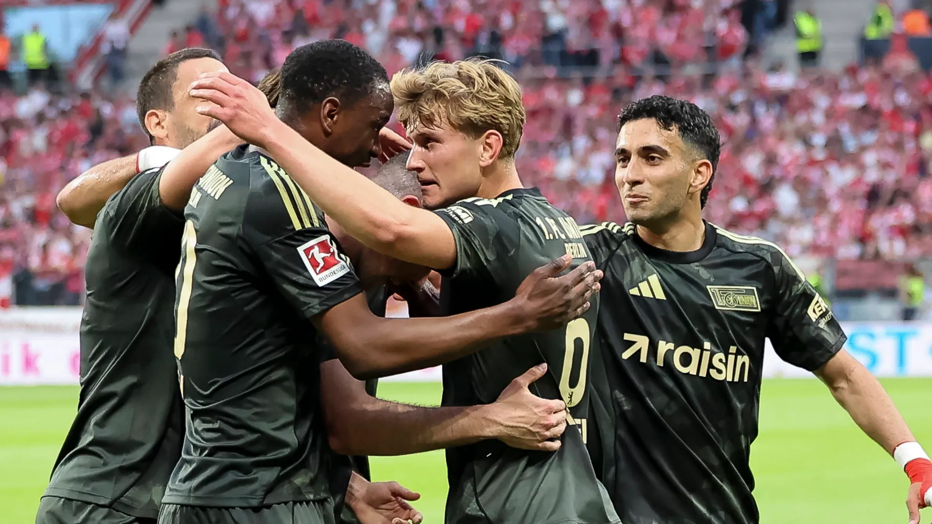 The Berliners celebrate the away win in Mainz. The Berliners celebrate the away win in Mainz.