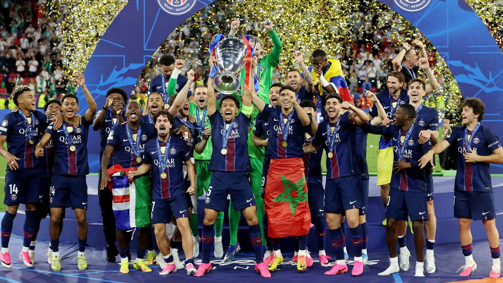 Second title in a row: PSG captain Marquinhos (M.) lifts the Champions League trophy.