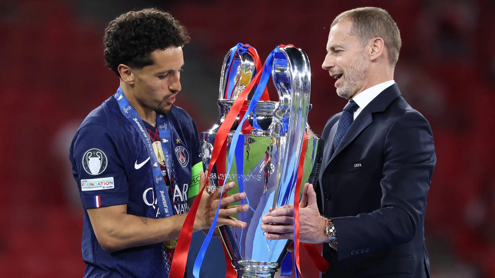 Everything was right again: UEFA President Aleksander Čeferin (r.) presented PSG captain Marquinhos with the Champions League trophy.