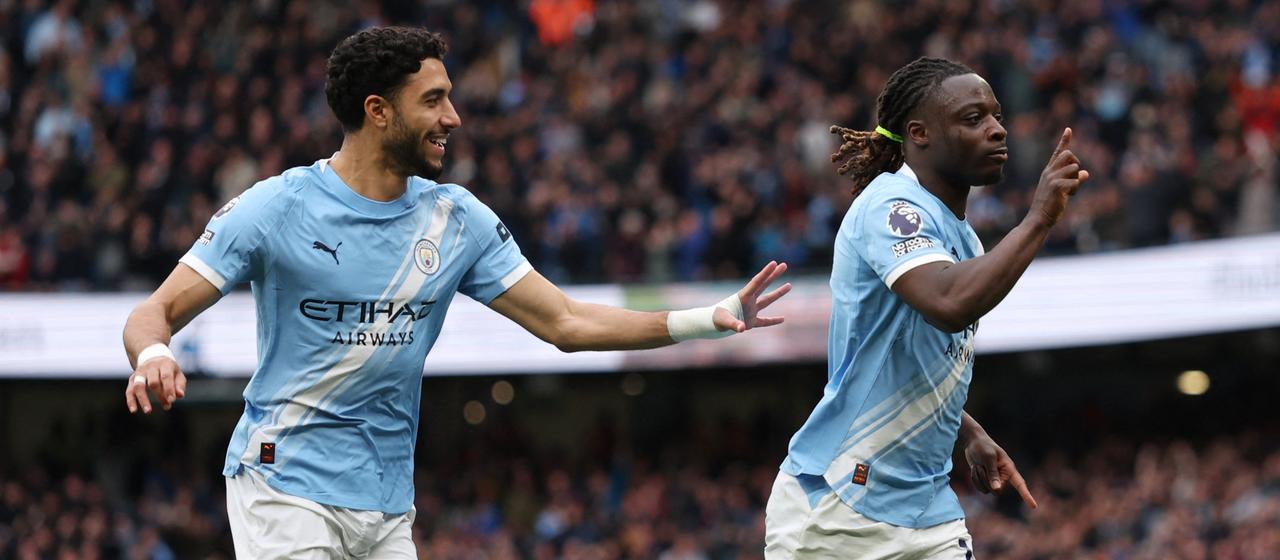 Manchester City's goalscorer Jeremy Doku (r.) is celebrated by teammate Omar Marmoush