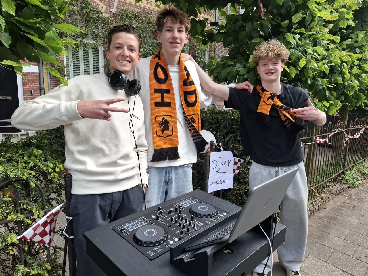 DJ Joep and his girlfriend (photo: Leon Voskamp).
