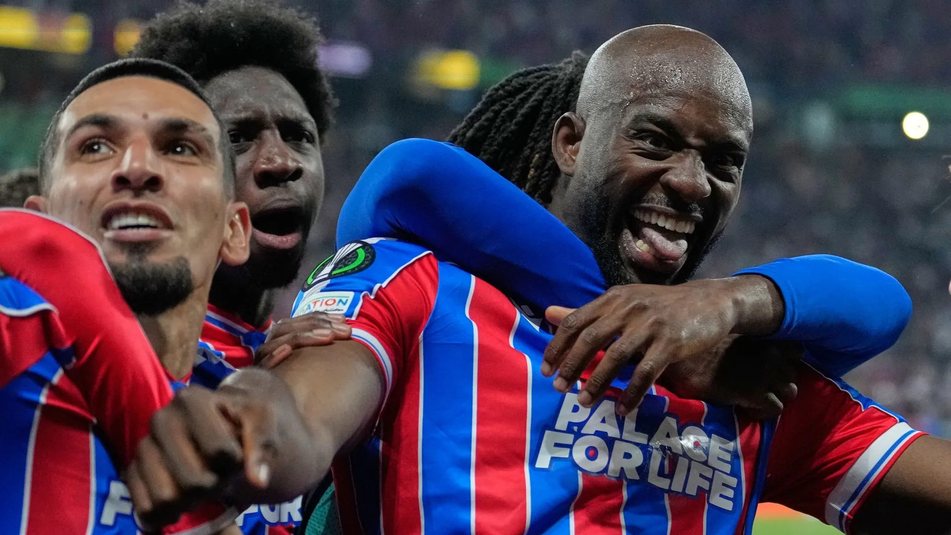 Jean-Philippe Mateta (r.) celebrates his goal: The Frenchman was spot on shortly after the break.