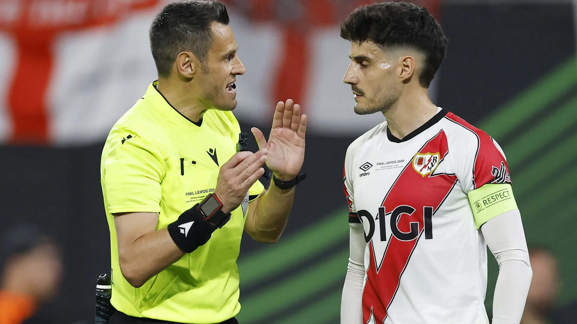 Referee Maurizio Mariani (l.) in conversation with Rayo's Oscar Valentin: The game in Leipzig has been paused in the meantime.