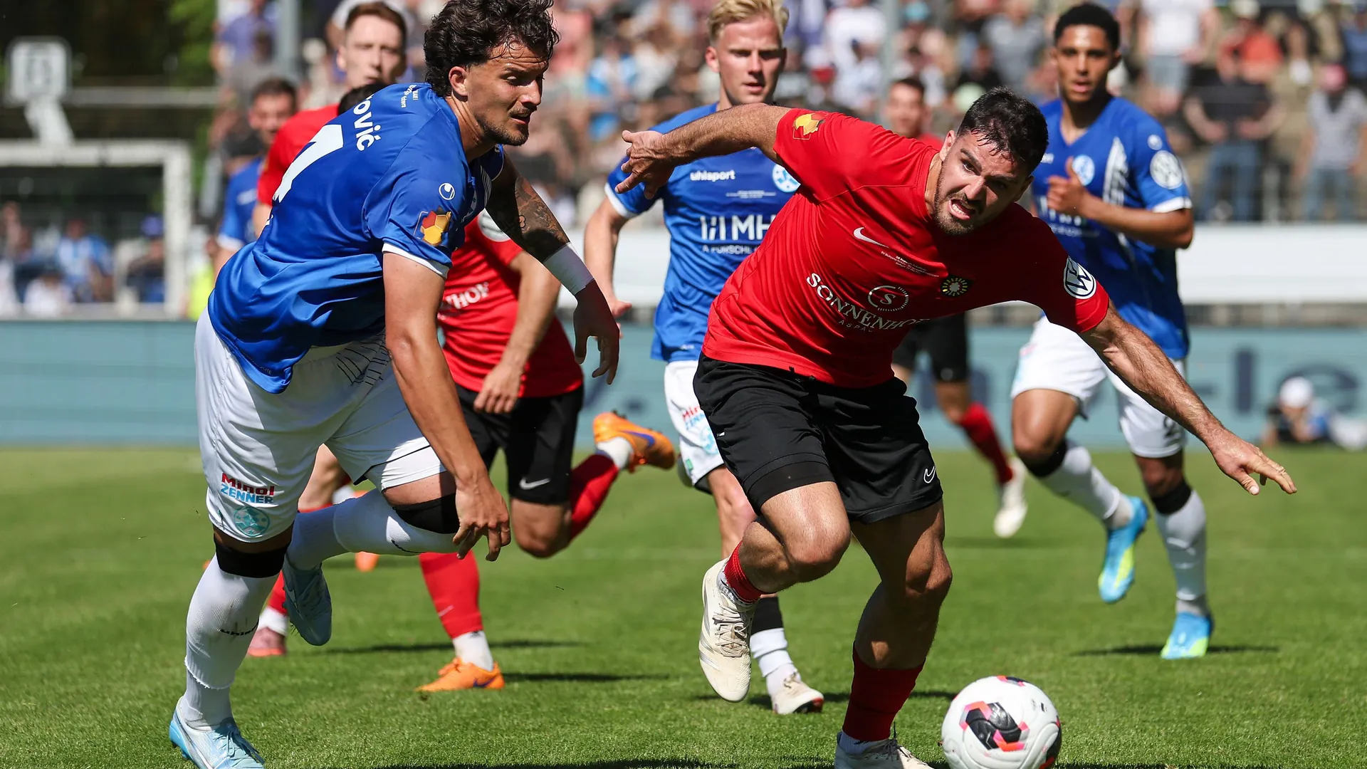 Stuttgart's Milan Petrović (left) against Großaspach's Michael Kleinschrodt: SG Sonnenhof won clearly in the end. Stuttgart's Milan Petrović (left) against Großaspach's Michael Kleinschrodt: SG Sonnenhof won clearly in the end.