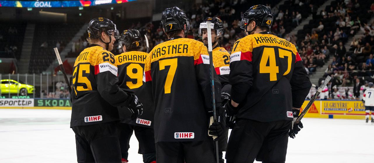 Leon Gawanke (2nd from left) celebrates with his teammates about his goal to make it 6:1.