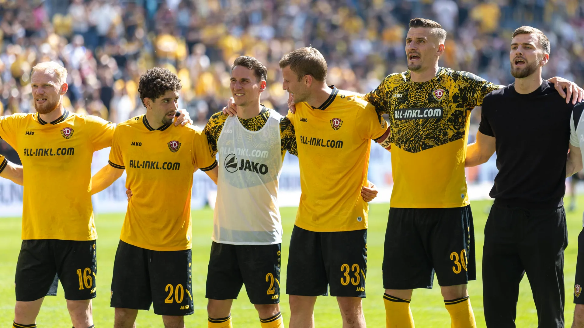 Dynamo professionals stand in front of the fans (archive photo): The first round of the 2026/27 DFB Cup will be drawn on June 6th. Dynamo professionals stand in front of the fans (archive photo): The first round of the 2026/27 DFB Cup will be drawn on June 6th.
