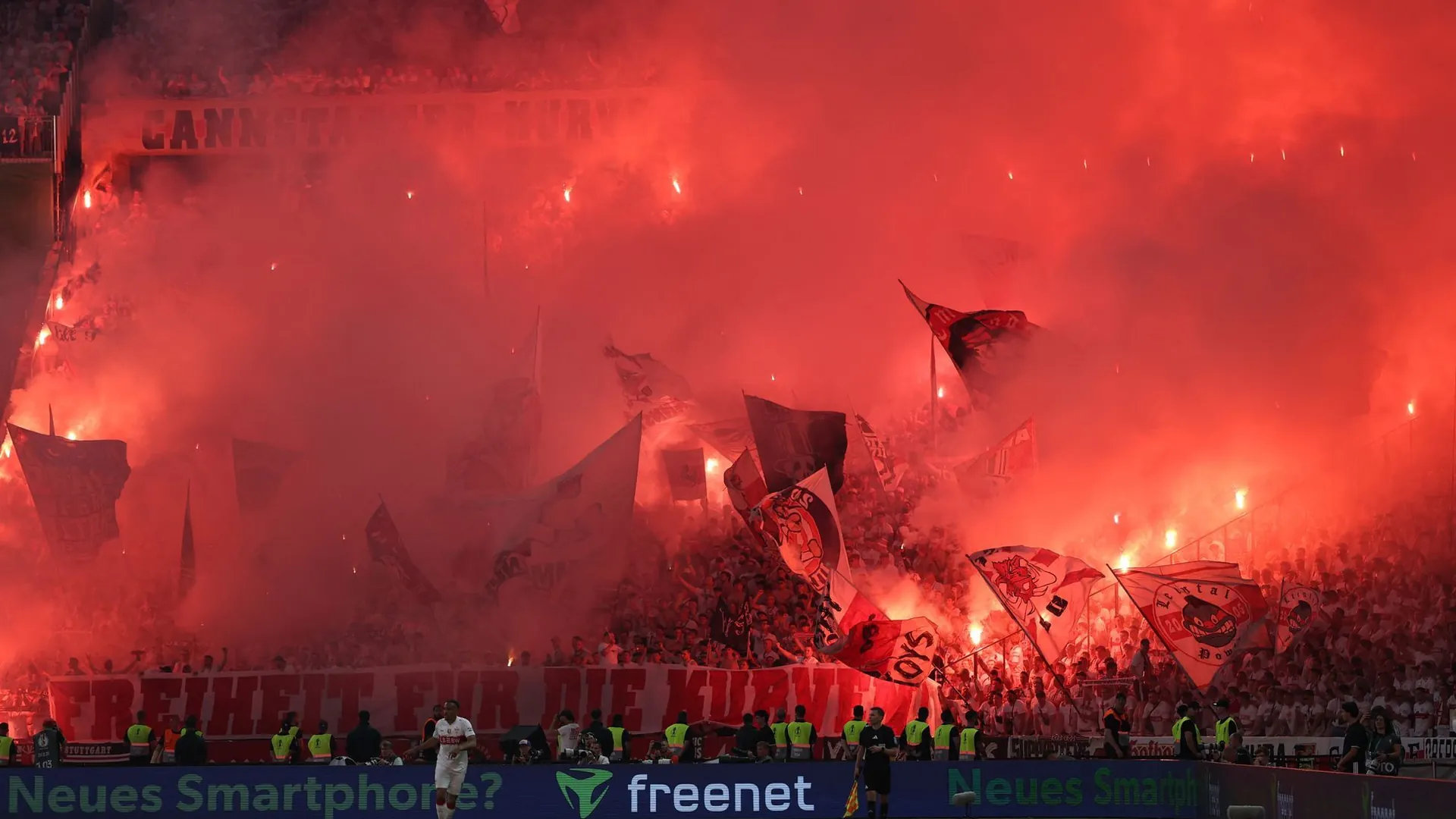 Massive pyrotechnics in the Olympic Stadium: The game had to be interrupted. Massive pyrotechnics in the Olympic Stadium: The game had to be interrupted.