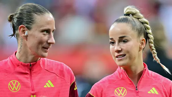 Goalkeeper Ann-Katrin Berger (l.) and Giulia Gwinn