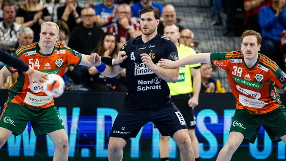 Johannes Golla (SG Flensburg-Handewitt, middle) is guarded by Justus Fischer (l.) and Lukas Stutzke. | IMAGO/Beautiful Sports International Johannes Golla (SG Flensburg-Handewitt, middle) is guarded by Justus Fischer (l.) and Lukas Stutzke.