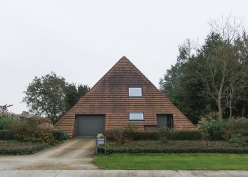 The project is also a phenomenon on social media, where the accompanying Instagram account already has more than 200,000 followers who enjoy the ugly houses.