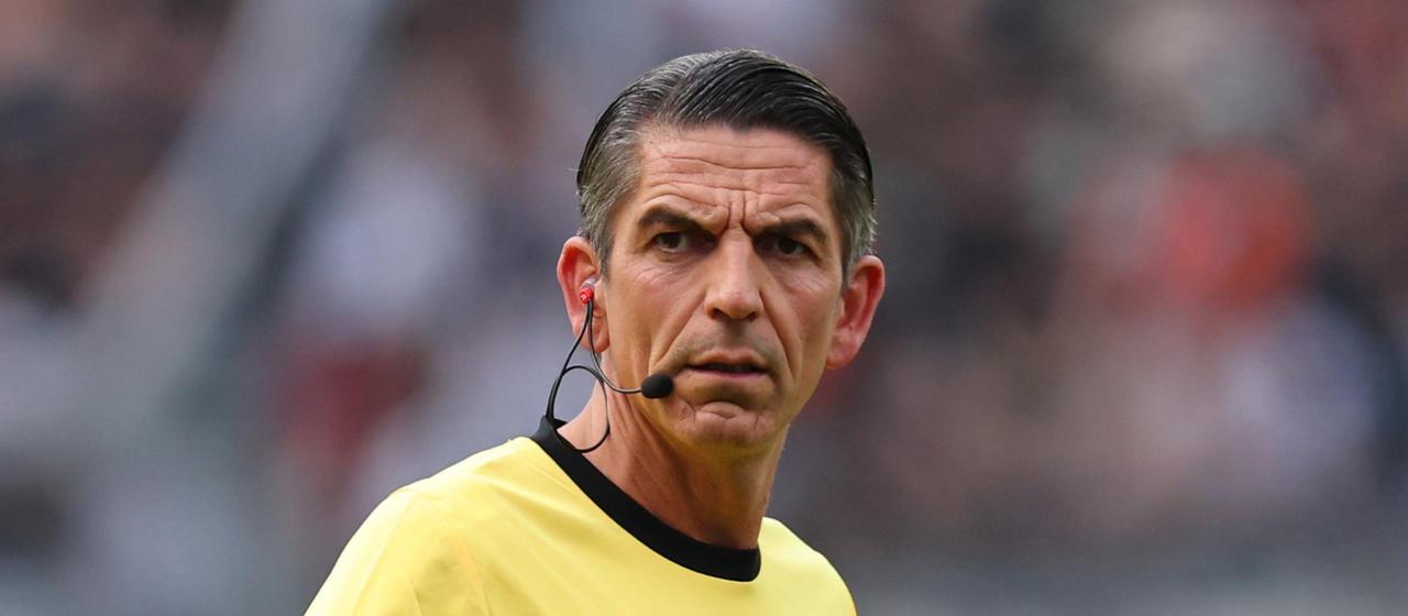 Bundesliga referee Deniz Aytekin in the game between Frankfurt and HSV