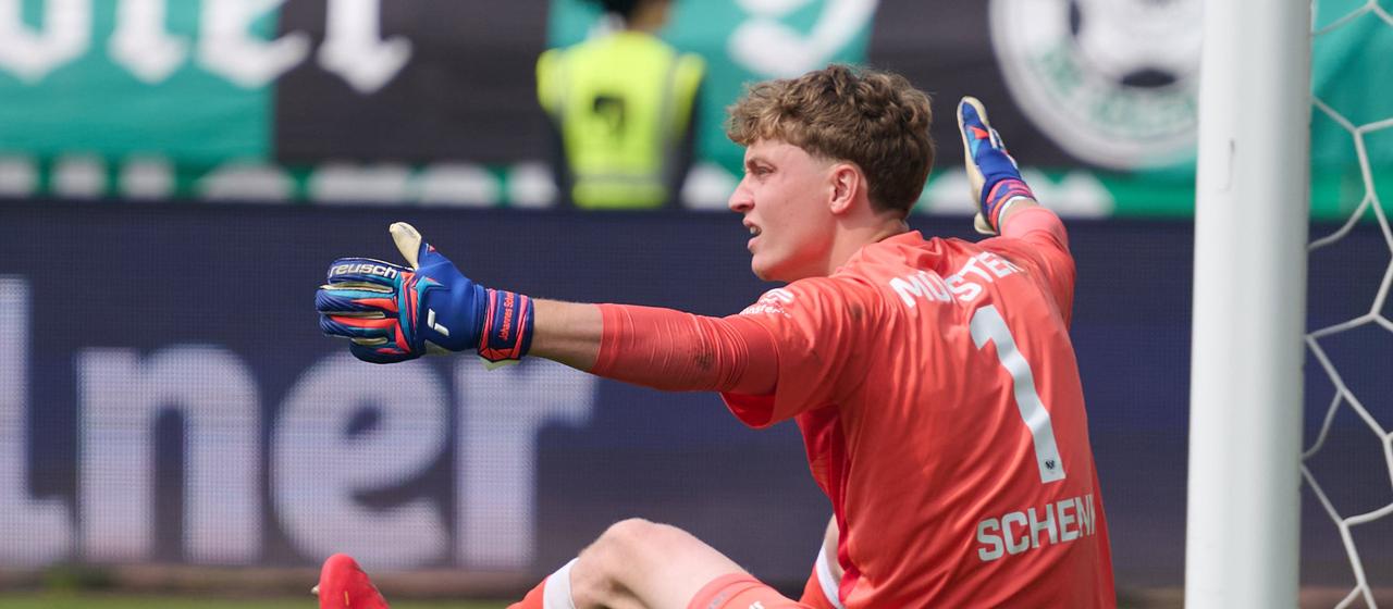 Münster's goalkeeper Johannes Schenk in the game against Darmstadt