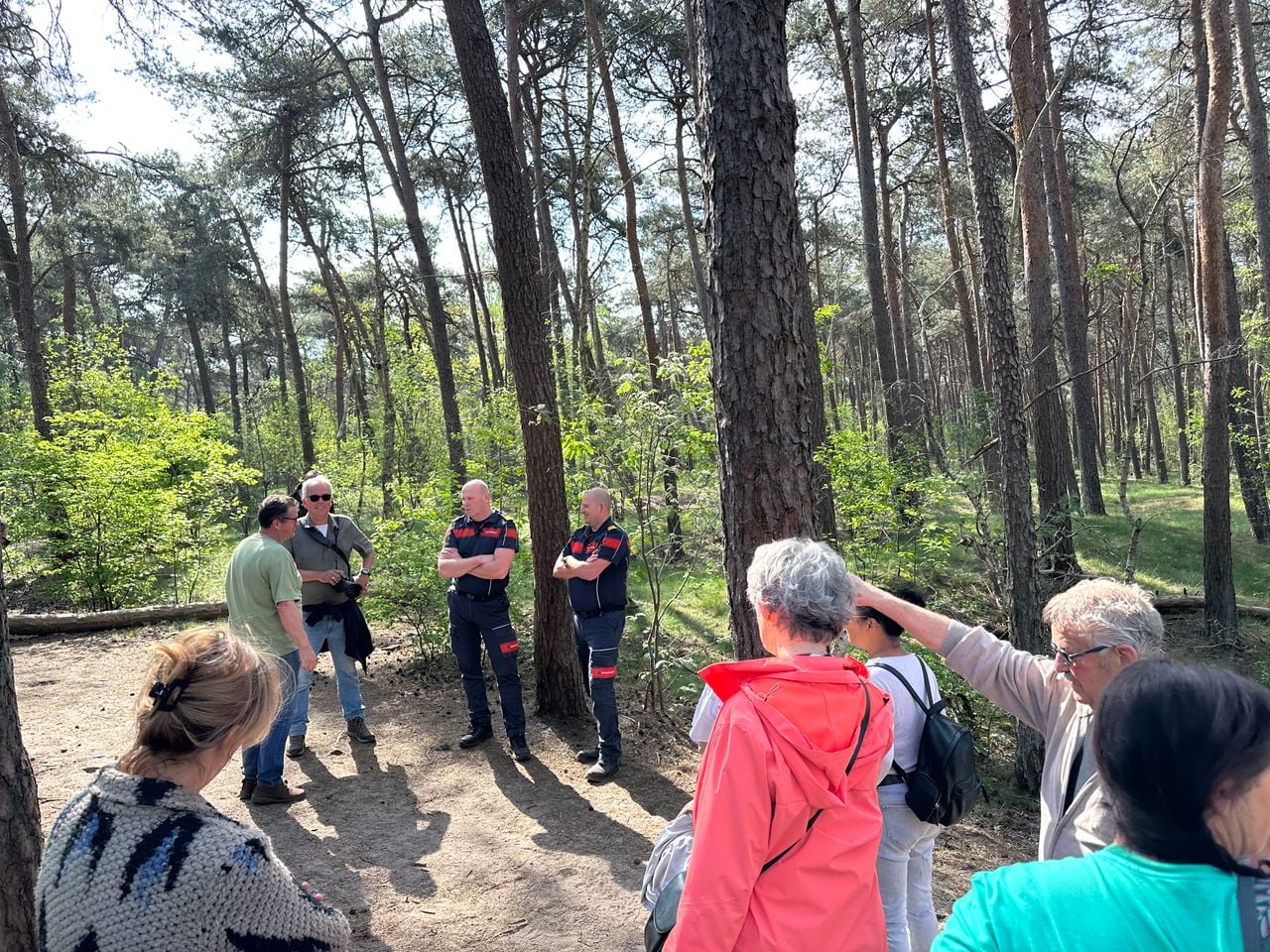 During the route, Wally Paridaans (left) shares tips on recognizing and preventing wildfires.