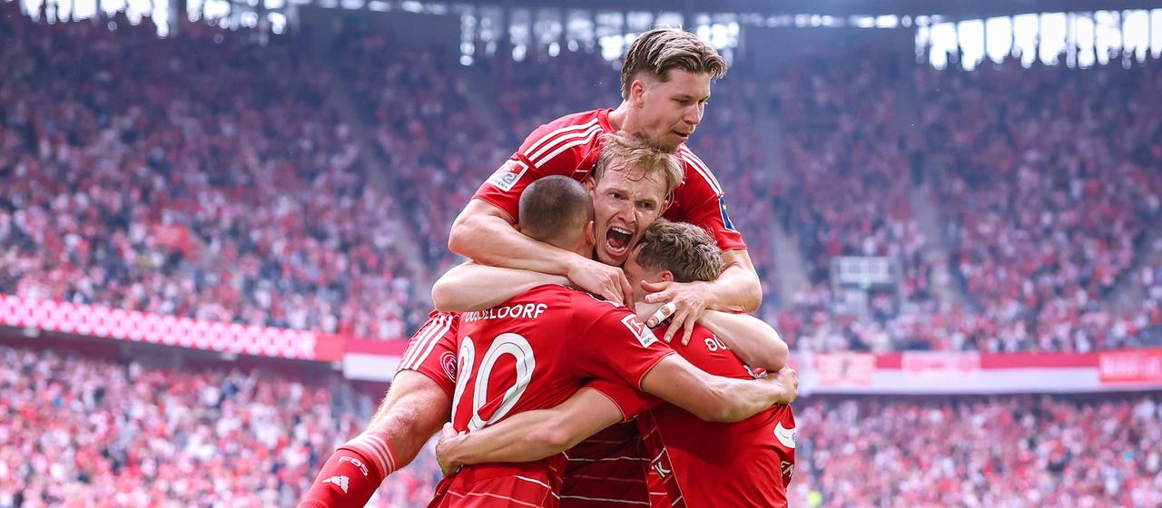 The Düsseldorf players are happy about their goal against Elversberg