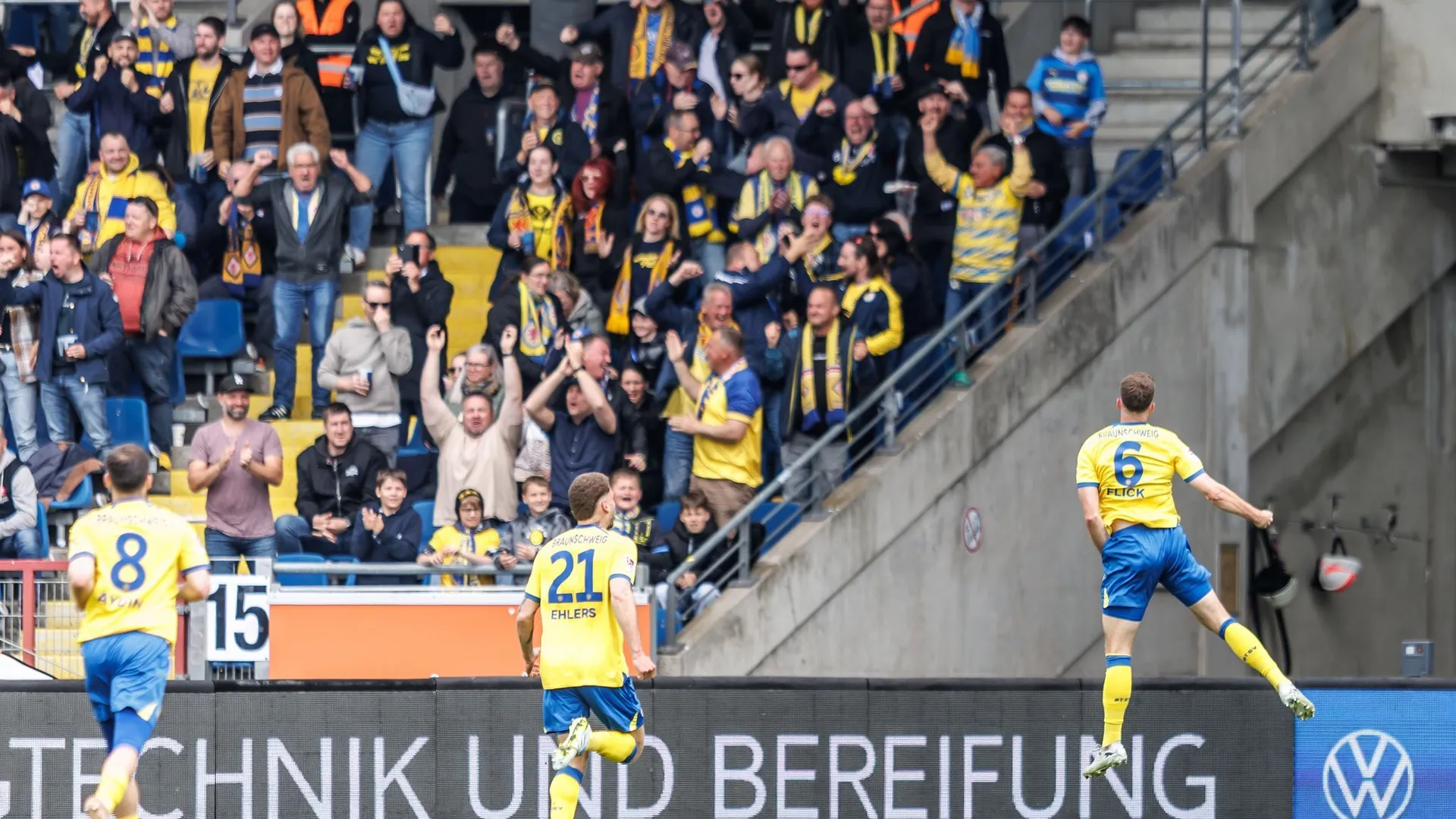 Braunschweig cheers against Dresden: The team won 2-1. Braunschweig cheers against Dresden: The team won 2-1.