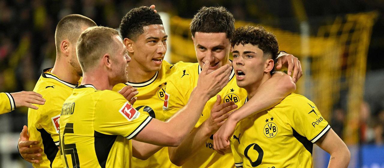 Dortmund's Samuele Inacio celebrates his goal with his teammates