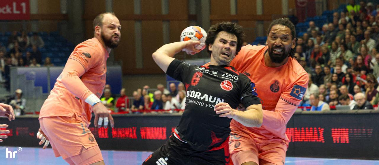 Erik Balenciaga from MT Melsungen prevails in the game against Porto.