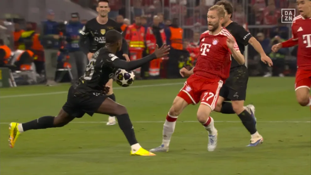 Mendes bekommt den Ball klar an den Arm