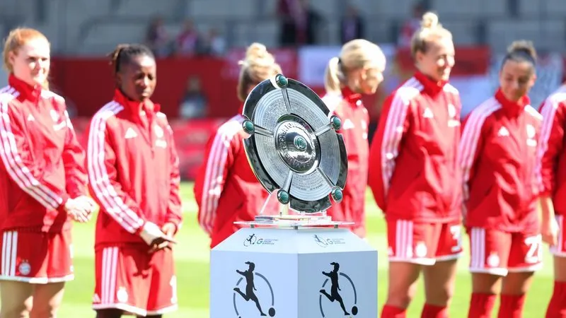 Top Saturday for FC Bayern Munich: The players were presented with the championship trophy. Top Saturday for FC Bayern Munich: The players were presented with the championship trophy.