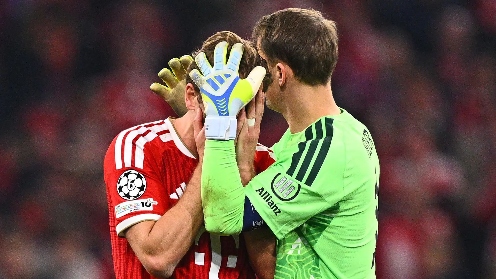 Bitter day for the FC Bayern players: Manuel Neuer comforts his teammate. Bitter day for the FC Bayern players: Manuel Neuer comforts his teammate.
