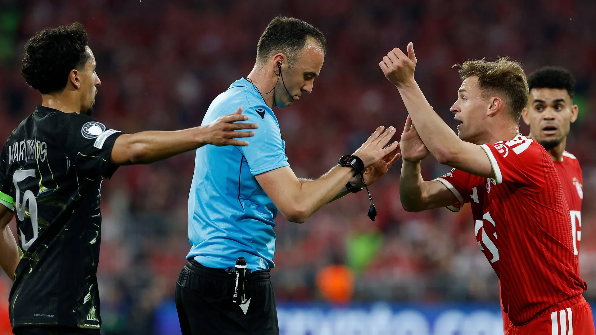 Joao Pinheiro (m.) and Joshua Kimmich (r.): The Munich player often sought to talk to the referee. Joao Pinheiro (m.) and Joshua Kimmich (r.): The Munich player often sought to talk to the referee.