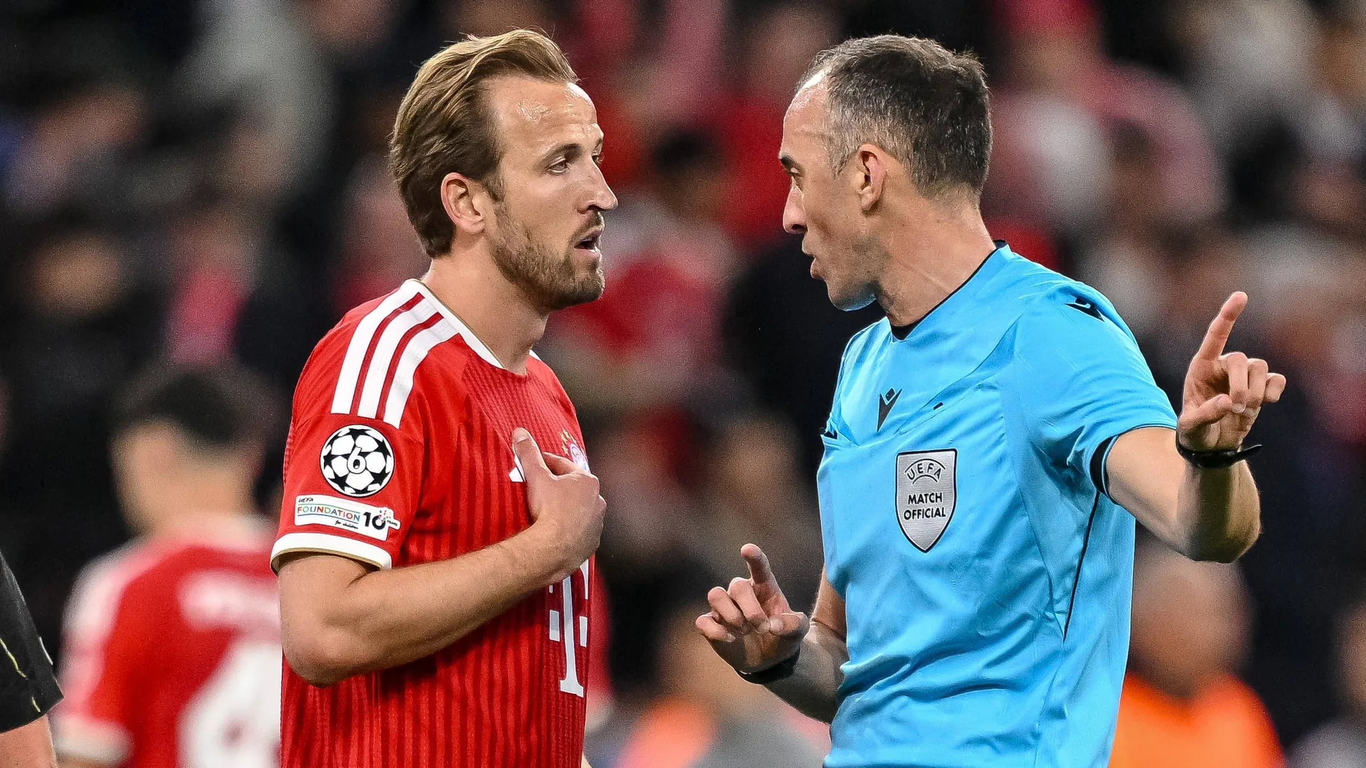 Harry Kane (l.) next to João Pinheiro: The Englishman often tried to talk to the referee. Harry Kane (l.) next to João Pinheiro: The Englishman often tried to talk to the referee.