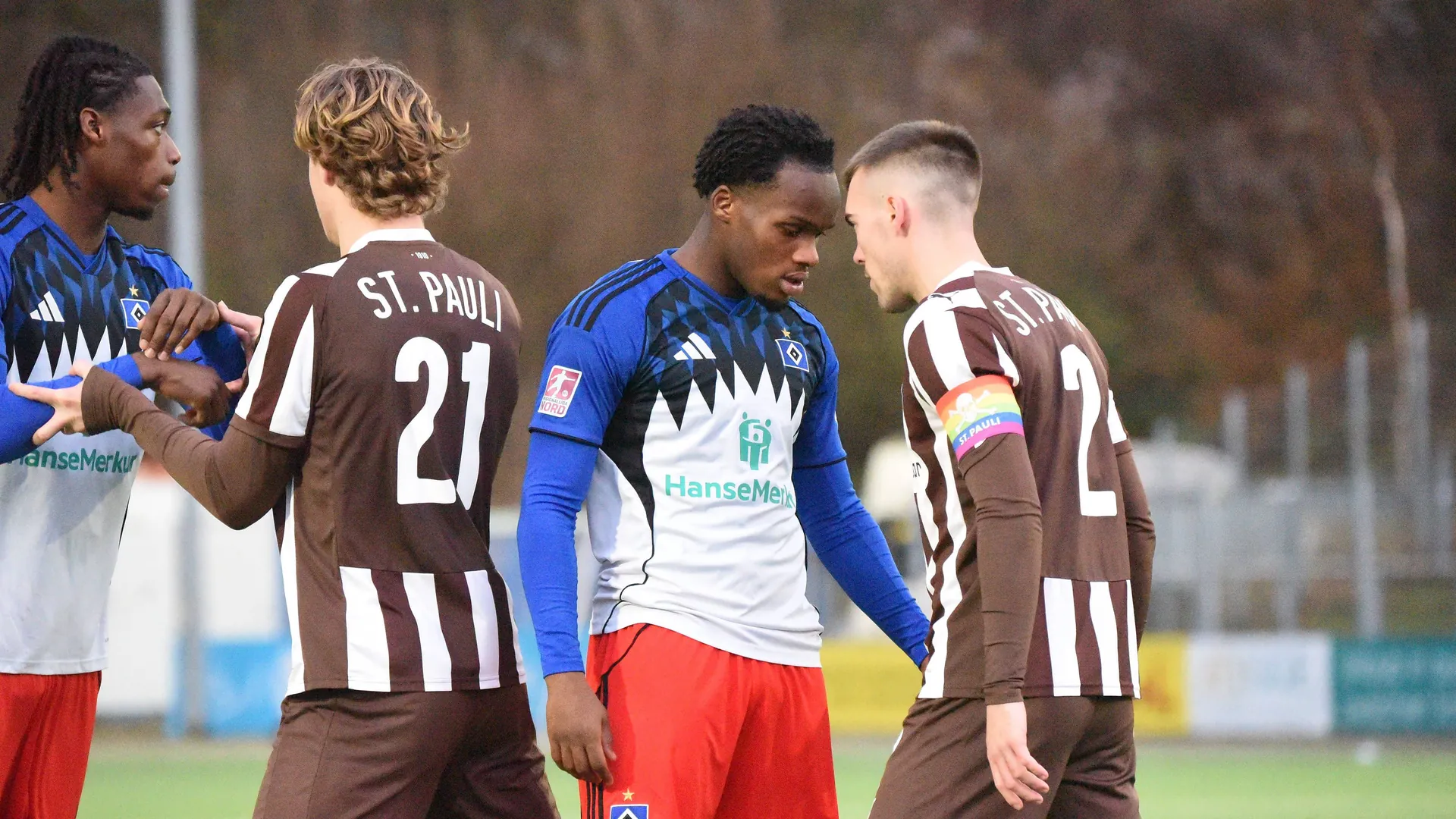 Heated regional league duel between St. Pauli and HSV (archive photo): The FCSP U23 can suddenly hope to stay in the league after relegation. Heated regional league duel between St. Pauli and HSV (archive photo): The FCSP U23 can suddenly hope to stay in the league after relegation.