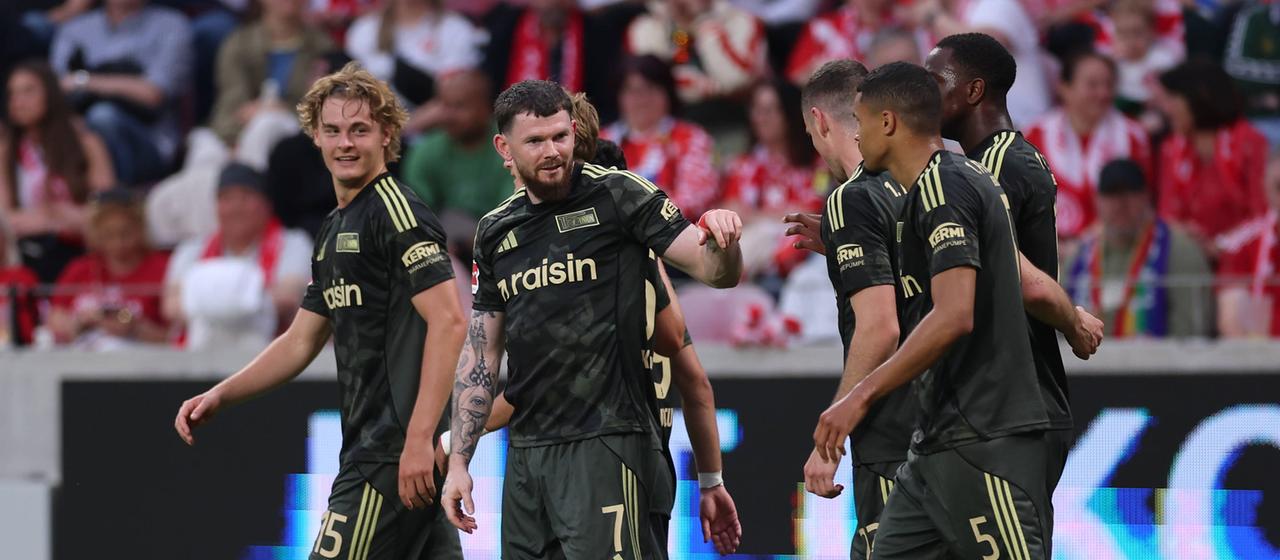 Union players around Oliver Burke (number 7) celebrate a goal in Mainz