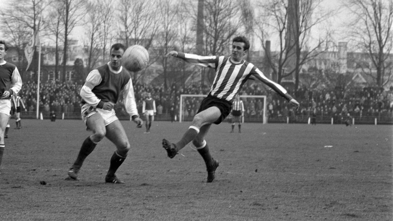 Jan Renders (left) as captain of GVAV in a match against Willy van der Kuijlen of PSV on February 4, 1968 (photo: Ben Hansen/ANP).