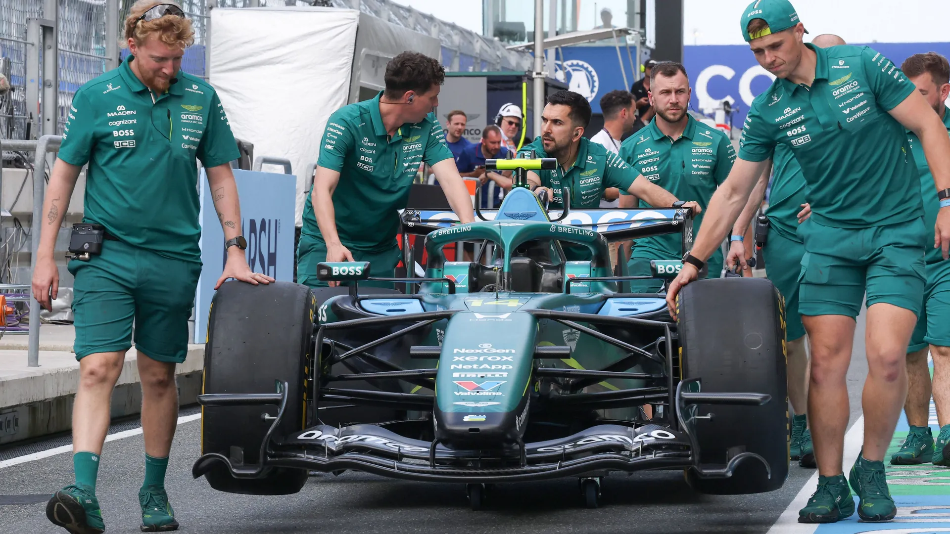 The Aston Martin pit crew with Fernando Alonso's car in Miami: The team is still without any points.