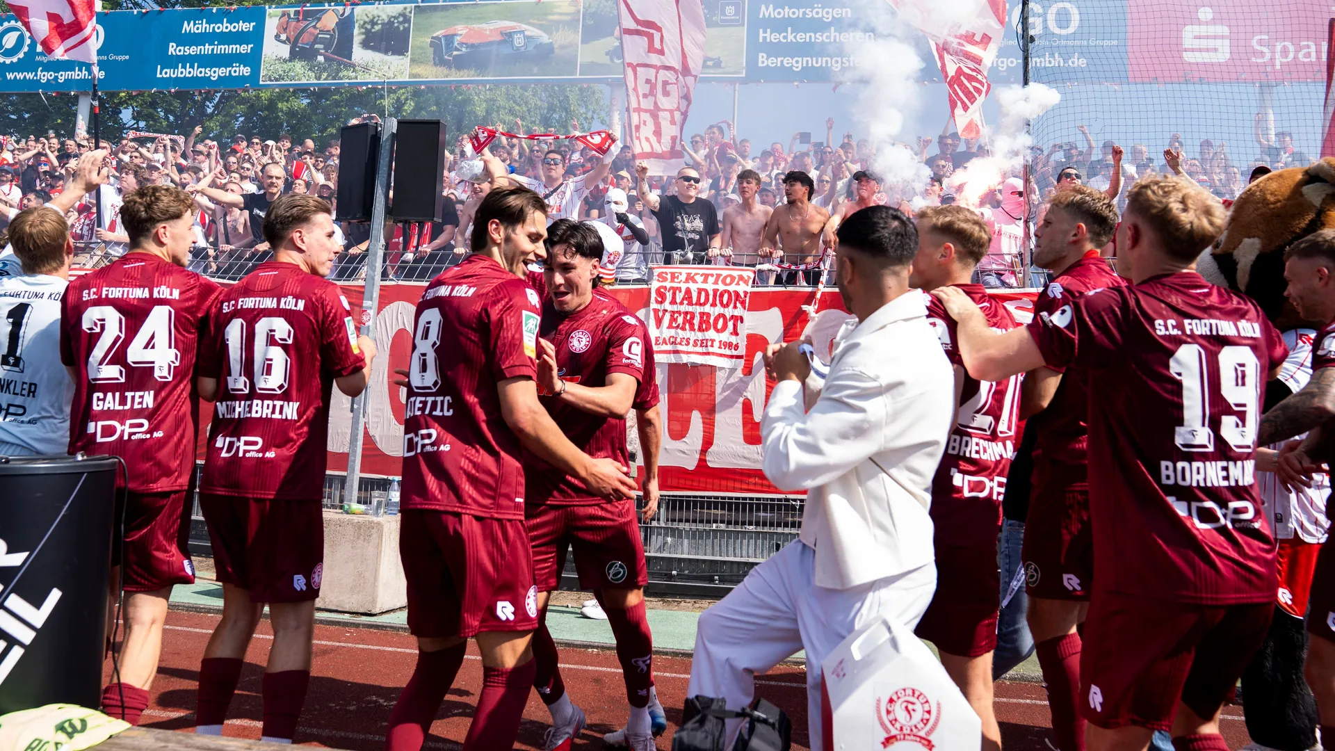 The moment of promotion: Fortuna Cologne celebrates with the fans in the Südstadion on Saturday. The moment of promotion: Fortuna Cologne celebrates with the fans in the Südstadion on Saturday.