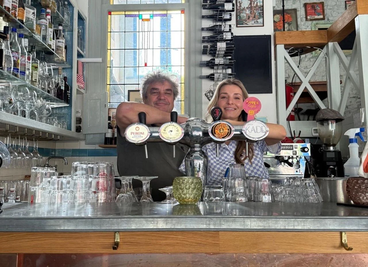 Frank and Nina van den Broek behind the bar during the recording of the podcast 'Ni Na Lammers Listening' (photo: Omroep Brabant).