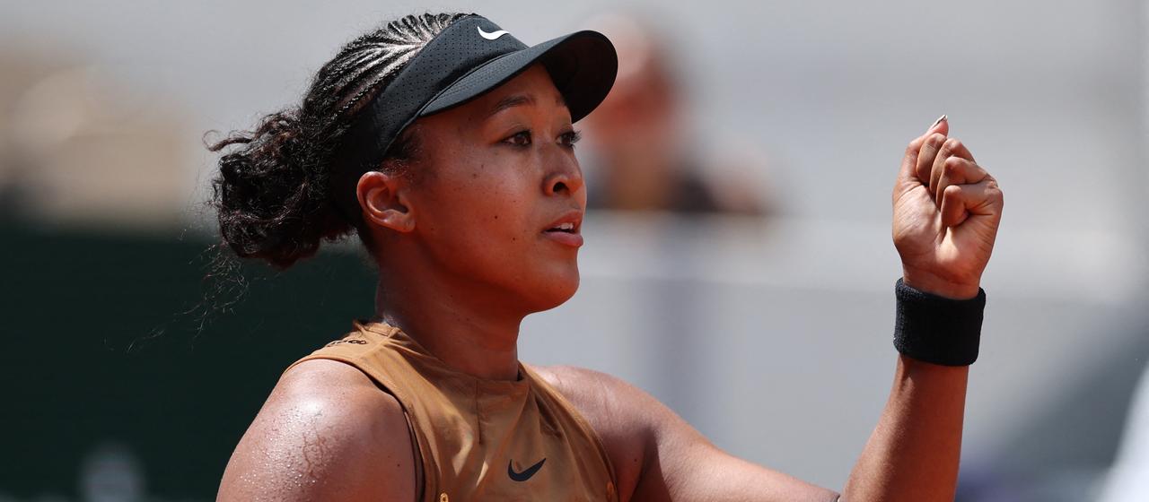 Naomi Osaka raises her fist in the match against Iva Jovic