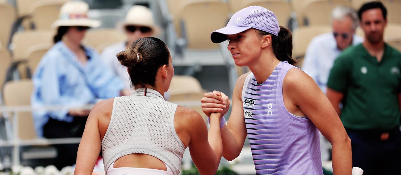 Marta Kostyuk (l.) and Iga Swiatek (r.) after the match